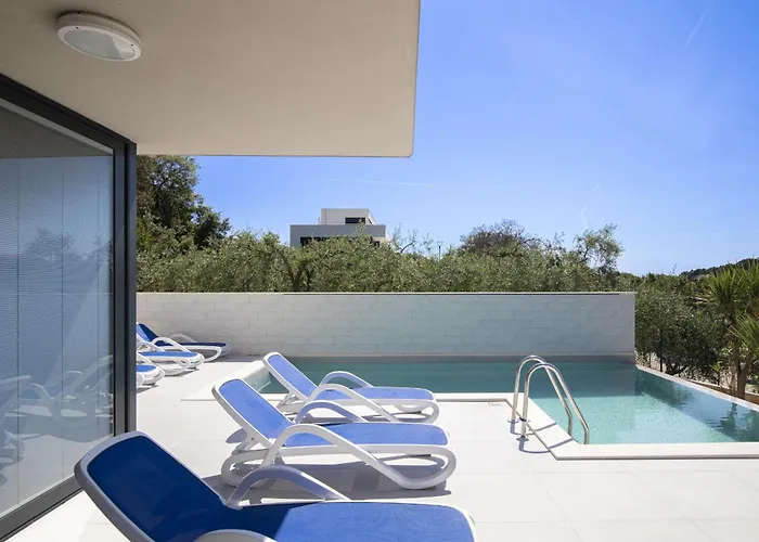 Luxury Kevin On The Daire